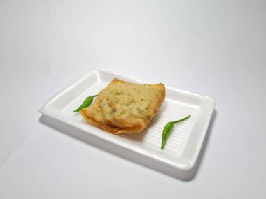 Beyaz arka planda yeşil biberli tuzlu Martabak.