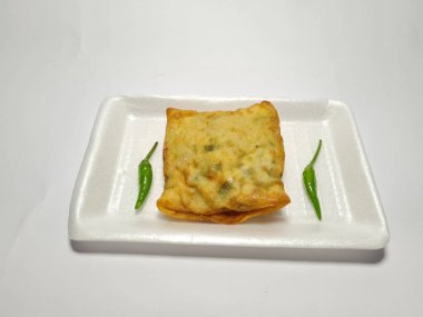 Beyaz arka planda yeşil biberli tuzlu Martabak.