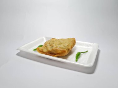 Beyaz arka planda yeşil biberli tuzlu Martabak.