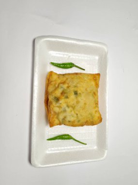 Beyaz arka planda yeşil biberli tuzlu Martabak.