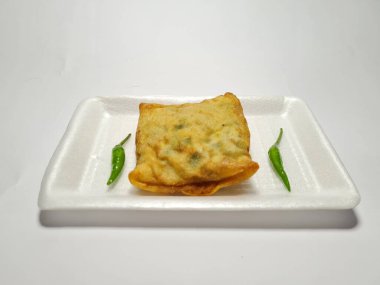 Beyaz arka planda yeşil biberli tuzlu Martabak.