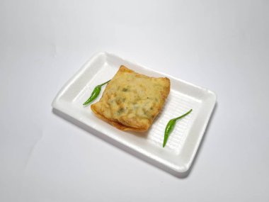 Beyaz arka planda yeşil biberli tuzlu Martabak.