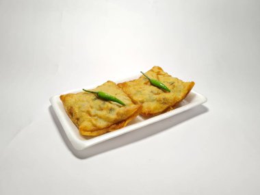 Beyaz arka planda yeşil biberli tuzlu Martabak.