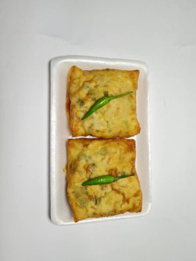 Beyaz arka planda yeşil biberli tuzlu Martabak.