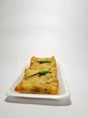 Beyaz arka planda yeşil biberli tuzlu Martabak.