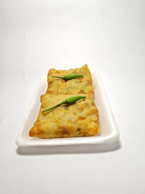 Beyaz arka planda yeşil biberli tuzlu Martabak.