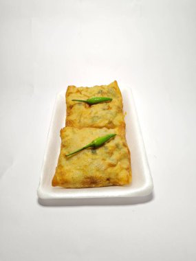 Beyaz arka planda yeşil biberli tuzlu Martabak.