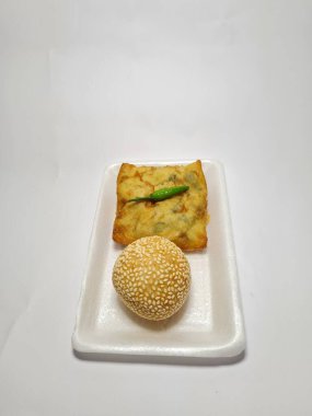 Beyaz bir arka planda tuzlu martabak ve onde-onde adlı sokak yemekleri