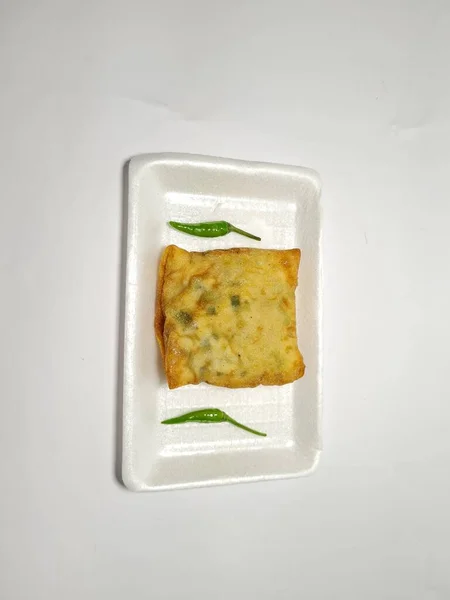 Martabak Salado Con Chile Verde Sobre Fondo Blanco — Foto de Stock