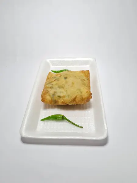 Martabak Salato Con Peperoncino Verde Fondo Bianco — Foto Stock