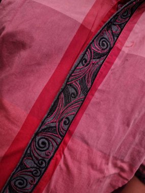 Kırmızı elbise arka planı ve siyah sanatsal dekorasyonlar.