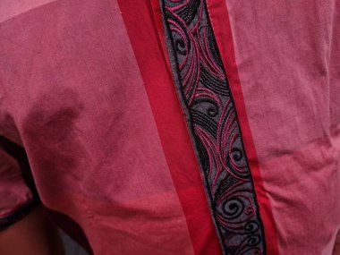 Kırmızı elbise arka planı ve siyah sanatsal dekorasyonlar.