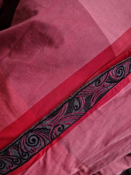 Kırmızı elbise arka planı ve siyah sanatsal dekorasyonlar.