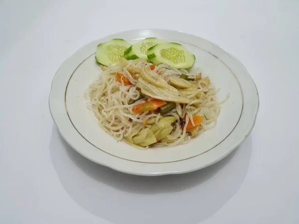 Vermicelli Branco Cozido Mais Cenouras Fatiadas Verdes Mostarda Coberto Com — Fotografia de Stock