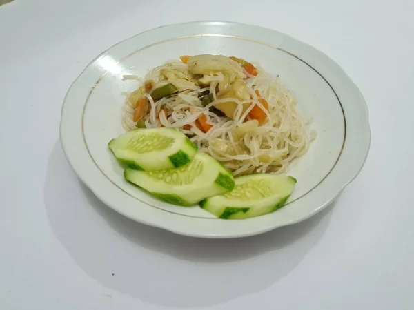 Cooked White Vermicelli Sliced Carrots Mustard Greens Topped Sliced Cucumbers — ストック写真