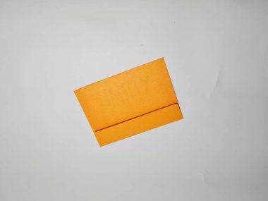 Beyaz arkaplanda zarf sarısı