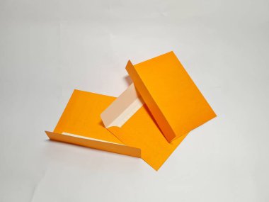 Beyaz arkaplanda zarf sarısı