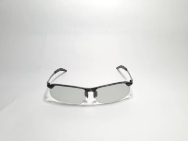 Beyaz arkaplanda siyah gözlük