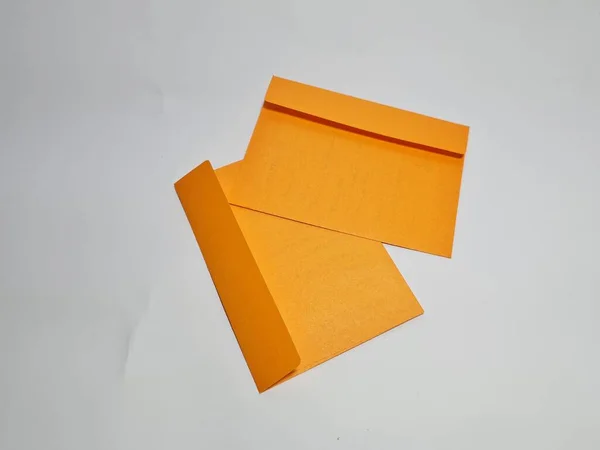 Envelope Amarelo Sobre Fundo Branco — Fotografia de Stock