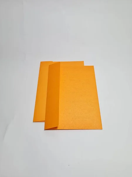 Envelope Amarelo Sobre Fundo Branco — Fotografia de Stock
