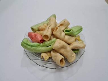 Beyaz arka planda bir tabakta renkli Impala krakerleri