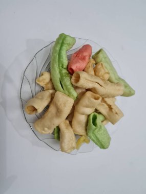 Beyaz arka planda bir tabakta renkli Impala krakerleri