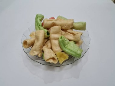 Beyaz arka planda bir tabakta renkli Impala krakerleri