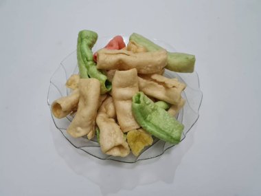 Beyaz arka planda bir tabakta renkli Impala krakerleri