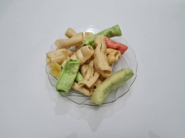 Beyaz arka planda bir tabakta renkli Impala krakerleri