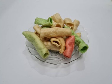 Beyaz arka planda bir tabakta renkli Impala krakerleri