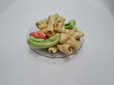 Beyaz arka planda bir tabakta renkli Impala krakerleri