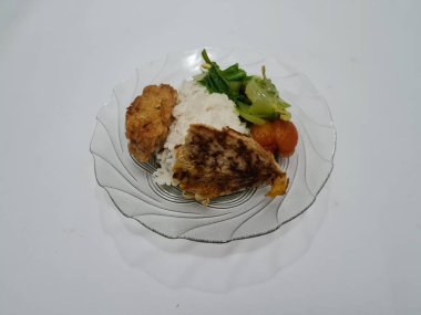 Endonezya mutfağı, yani berrak sebzeli beyaz pirinç, kızarmış tofu ve kızarmış yumurta.