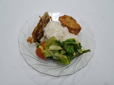 Endonezya mutfağı, yani berrak sebzeli beyaz pirinç, kızarmış tofu ve kızarmış yumurta.