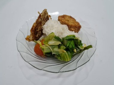 Endonezya mutfağı, yani berrak sebzeli beyaz pirinç, kızarmış tofu ve kızarmış yumurta.