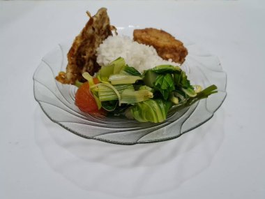 Endonezya mutfağı, yani berrak sebzeli beyaz pirinç, kızarmış tofu ve kızarmış yumurta.