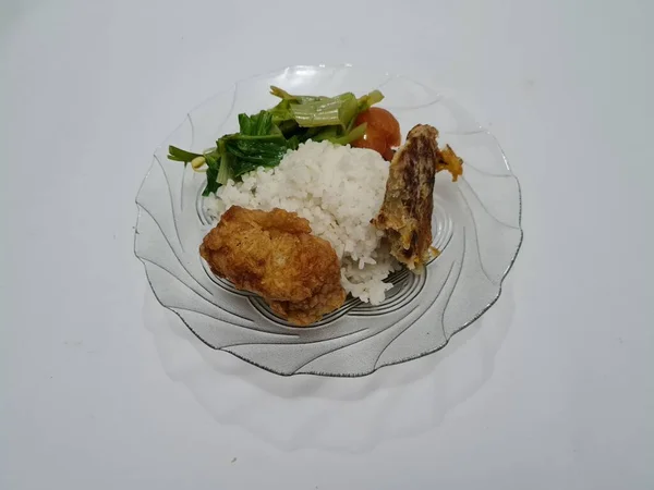 Cocina Indonesia Arroz Blanco Con Verduras Claras Tofu Frito Huevos —  Fotos de Stock