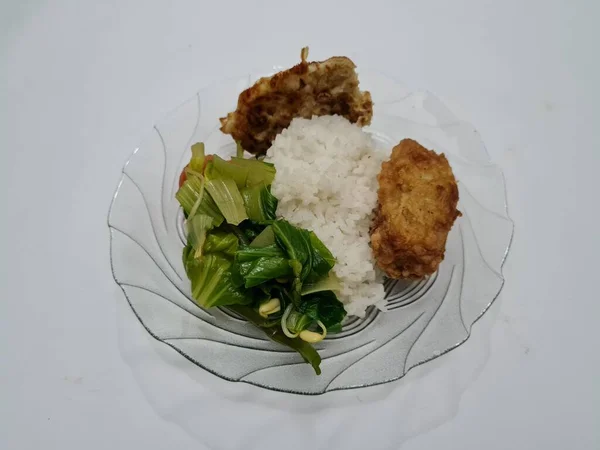 Indonéz Konyha Nevezetesen Fehér Rizs Átlátszó Zöldségekkel Sült Tofuval Tükörtojással — Stock Fotó