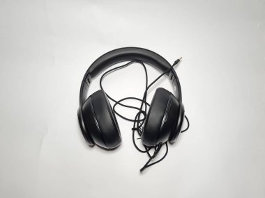 Kulaklıklar beyaz arkaplanda izole edilmiş.