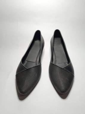 Siyah kadın ayakkabıları beyaza izole edilmiş.