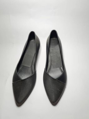 Siyah kadın ayakkabıları beyaza izole edilmiş.