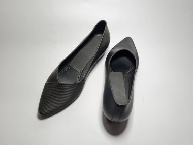 Siyah kadın ayakkabıları beyaza izole edilmiş.