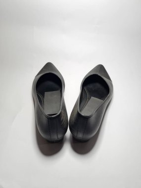 Siyah kadın ayakkabıları beyaza izole edilmiş.