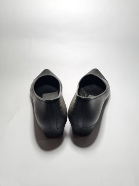 Siyah kadın ayakkabıları beyaza izole edilmiş.