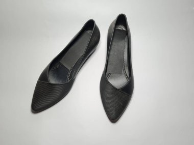 Siyah kadın ayakkabıları beyaza izole edilmiş.