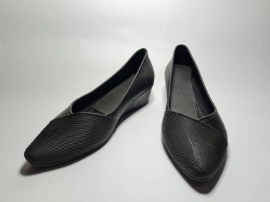 Siyah kadın ayakkabıları beyaza izole edilmiş.