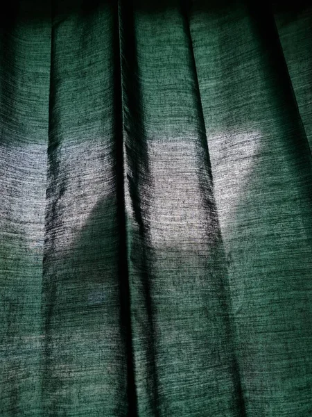 Der Hintergrund Der Vorhänge Grünen Fenster Des Gebäudes Ist Verträumt — Stockfoto