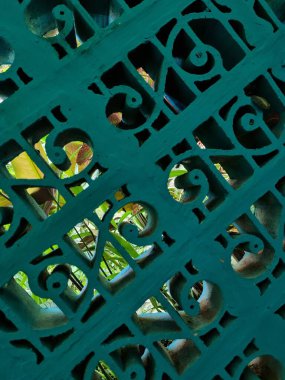 Süs arkaplanı mavi boyayla inşa ediliyor