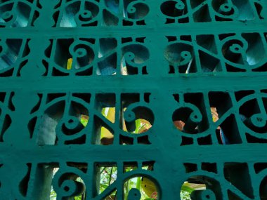 Süs arkaplanı mavi boyayla inşa ediliyor