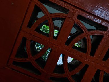 Turuncu boya ile dekoratif desenli bina arka planı