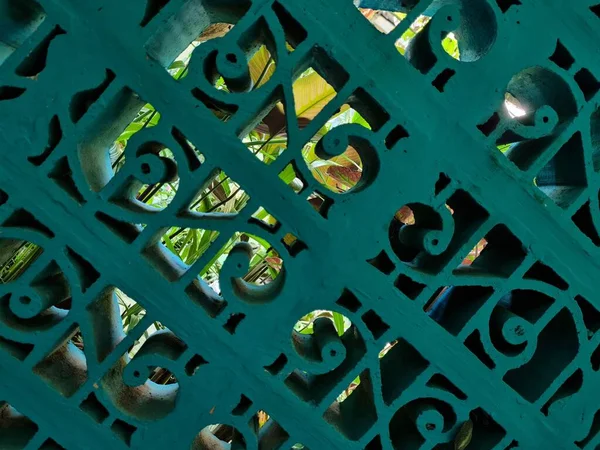 Süs arkaplanı mavi boyayla inşa ediliyor